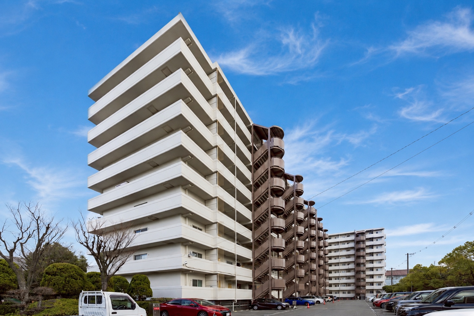 外観。最上階9階建てマンションの外観