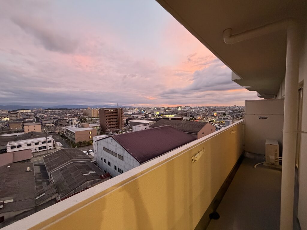 エクセラート八尾905号室 バルコニー（夕方）